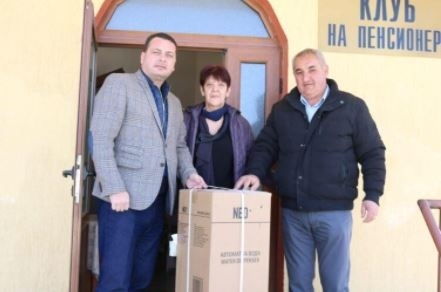 Огромен скандал! Кандидат-депутат от БСП раздава безплатни хладилници